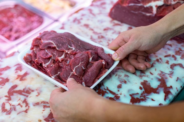 CARNICERO PREPARANDO BANDEJA DE CARNE