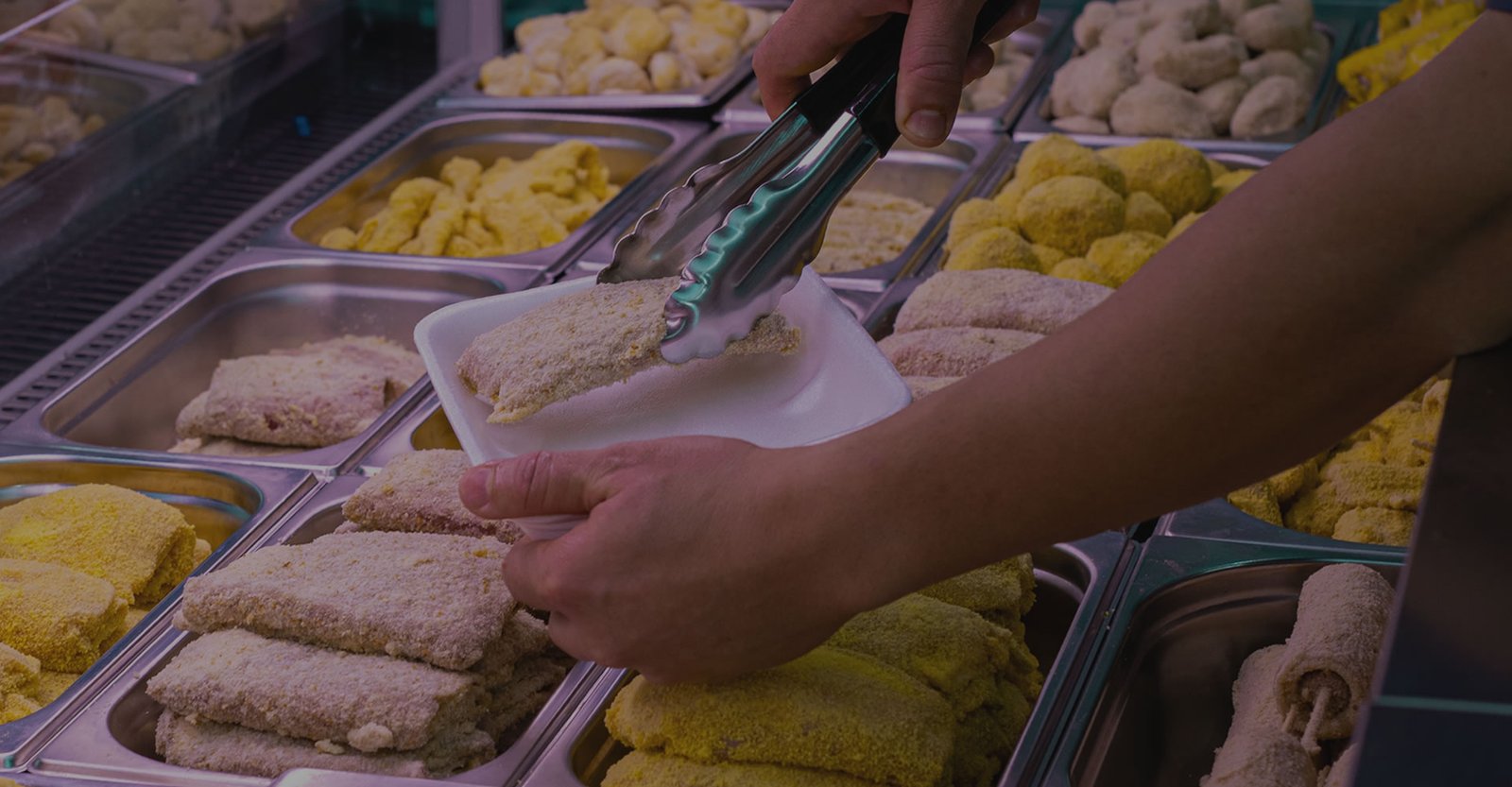 CARNICERO PREPARANDO BANDEJA DE EMPANADOS